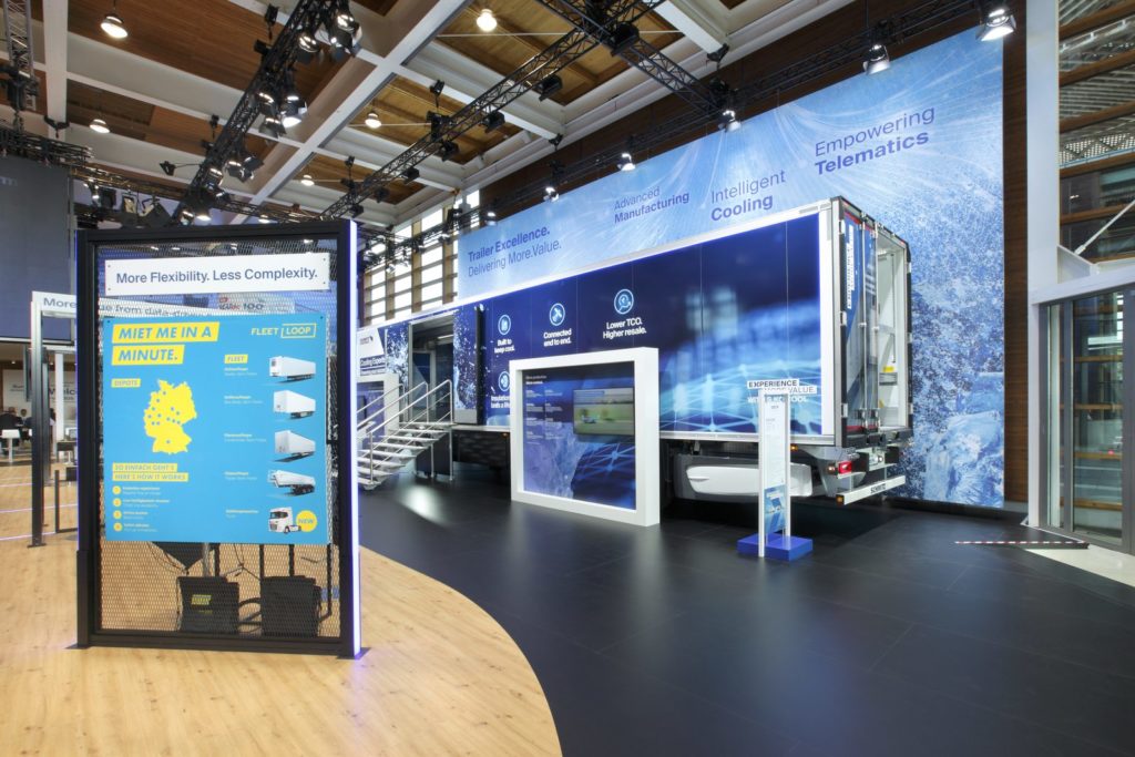 Messestand von Schmitz Cargobull mit LED-Kühlwand