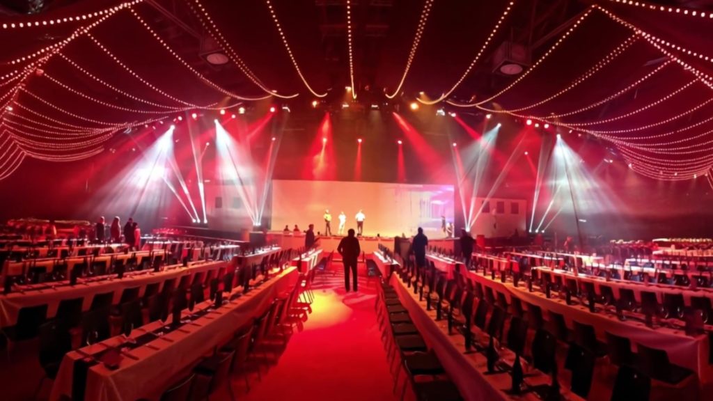 Gala-Saal mit Moving-Light-Lichtkegeln und Lichterketten – Lichtdesign von imt