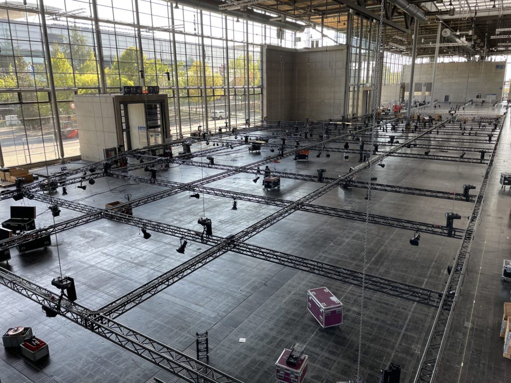 Traversenraster in einer Messehalle vor dem Hochziehen – Rigging von imt