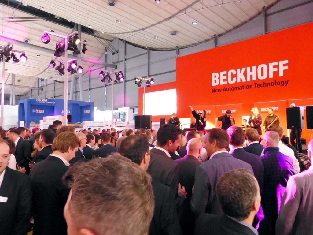 Bühne mit Beschallung bei der Beckhoff-Standparty auf der HANNOVER MESSE 2023