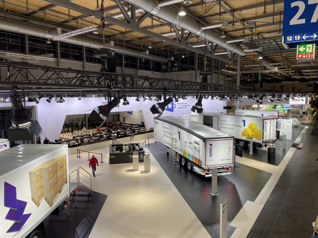 Messestand von Schmitz Cargobull auf der IAA Transportation 2022 mit Traversen und Lichttechnik von imt